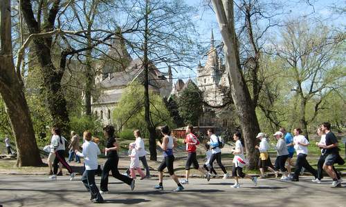 Vivicitta Budapest, Hungary - runners in the City Park (Photo: Copyright © 2017 Hendrik Böttger / runinternational.eu)