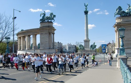 Women runners at Heroes' Square in Budapest, Hungary (Copyright © 2026 Hendrik Böttger / runinternational.eu)