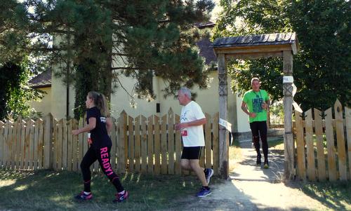 Cserszegtomajfutás - Runners pass the church in Cserszegtomaj, Hungary (Photo: Copyright © 2019 Hendrik Böttger / runinternational.eu)