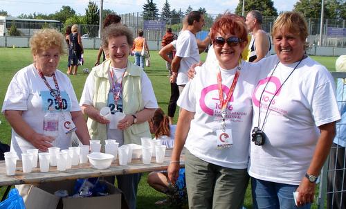 Elvira Maraton, Szombathely, Hungary - friendly helpers at one of the drink stations (Copyright © 2009 Hendrik Böttger / runinternational.eu)
