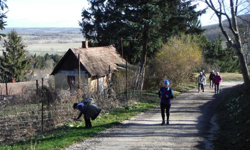 Göcsej Galopp  - runners and hikers in the village of Kavás in Hungary (Copyright © 2016 Hendrik Böttger / runinternational.eu)