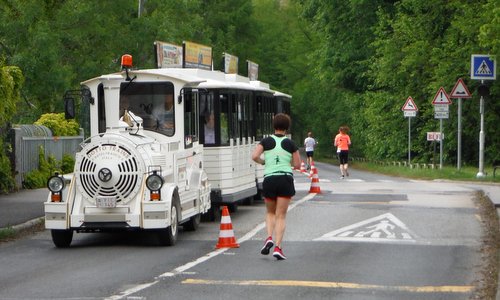 Hévízi Futófesztivál: Runners pass the Dotto Train at the thermal lake of Hévíz in Hungary (Copyright © 2019 Hendrik Böttger / runinternational.eu)