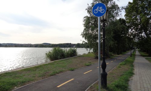 The cycleway at the fish pond of Környe, Hungary (Photo: Copyright © 2019 Hendrik Böttger / runinternational.eu)