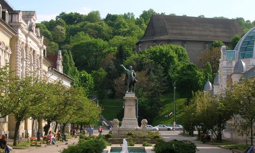Statue of Lajos Kossuth on Erzsébet Square, Miskolc, Hungary (Author: User:Alensha / commons.wikimedia.org / public domain / photo cropped by runinternational.eu)