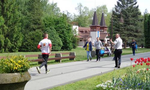 Futás a koraszülöttekért - Run for Preemies, Hungary - a runner at Lake Hévíz (Copyright © 2017 Hendrik Böttger / runinternational.eu)