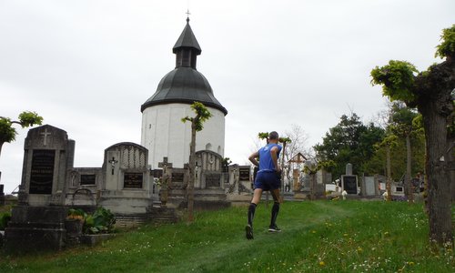 Futás a koraszülöttekért - Run for Preemies, Hungary - a runner at the Saint Anne Round Church in Kallósd (Copyright © 2017 Hendrik Böttger / runinternational.eu)