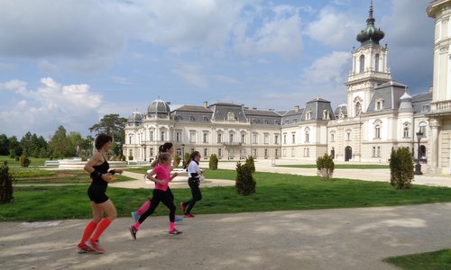 Futás a koraszülöttekért - Run for Preemies, Hungary - runners in the park of the Festetics Palace in Keszthely (Copyright © 2017 Hendrik Böttger / runinternational.eu)