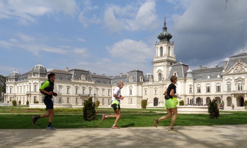Futás a koraszülöttekért - Run for Preemies, Hungary - three ultramarathon runners at the Festetics Palace in Keszthely (Copyright © 2017 Hendrik Böttger / runinternational.eu)