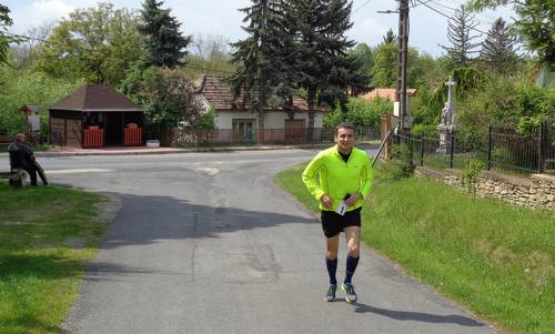 Futás a koraszülöttekért - Run for Preemies, Hungary - a runner in the village of Nemesbük (Copyright © 2017 Hendrik Böttger / runinternational.eu)