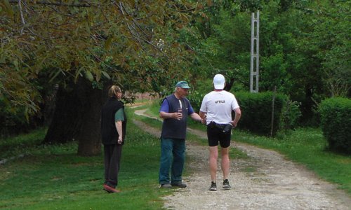 Futás a koraszülöttekért — Run for Preemies - A local resident offers water to runners (Copyright © 2017 Hendrik Böttger / runinternational.eu)