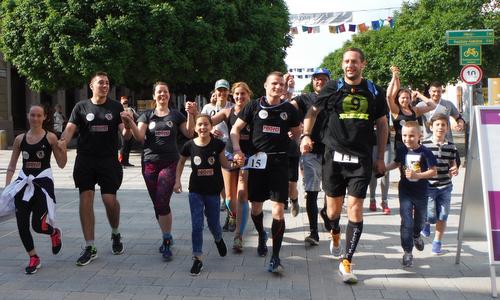 Futás a koraszülöttekért - Run for Preemies - a relay team at the finish in Keszthely, Hungary (Copyright © 2016 Anja Zechner / runinternational.eu)