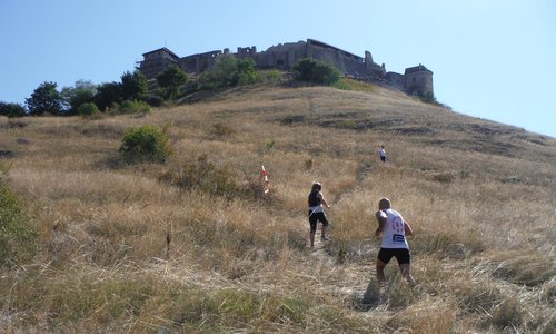 Sümeg Trail, Hungary - Runners at the foot of Sümeg Castle (Photo: Copyright © 2021 Hendrik Böttger / runinternational.eu)