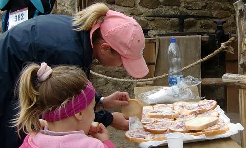 Várfutás - feed station at Szigliget Castle (Copyright © 2012 runinternational.eu)
