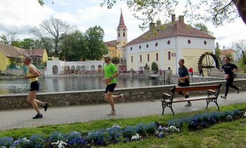 Tapolca Félmaraton 2012 - at the Mill Pond in Tapolca (Copyright © 2012 runinternational.eu)