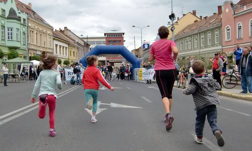 Tapolca Félmaraton 2012 - sprint to the finish line (Copyright © 2012 runinternational.eu)