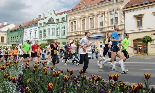 Tapolca Félmaraton 2012 - start on Tapolca's main square (Copyright © 2012 runinternational.eu)