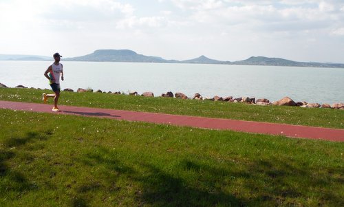 Ultrabalaton, Hungary - an ultramarathon runner in Fonyódliget on the southern shore of Lake Balaton (Photo: Copyright © 2022 Hendrik Böttger / runinternational.eu)