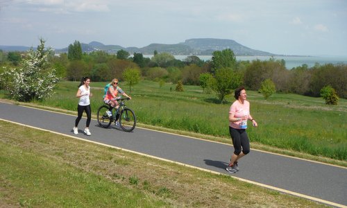 Ultrabalaton, Hungary - relay runners near Balatongyörök on the northern shore of Lake Balaton (Photo: Copyright © 2022 Hendrik Böttger / runinternational.eu)