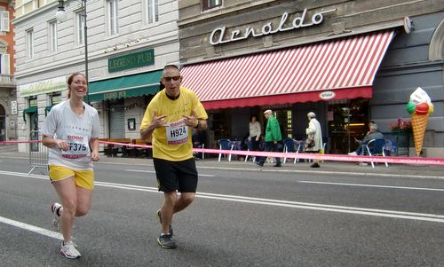 Bavisela 2012 - Brandy and Shawn Bowers pass an ice cream parlour in Trieste (Photo: Copyright © 2012 Hendrik Böttger / runinternational.eu)