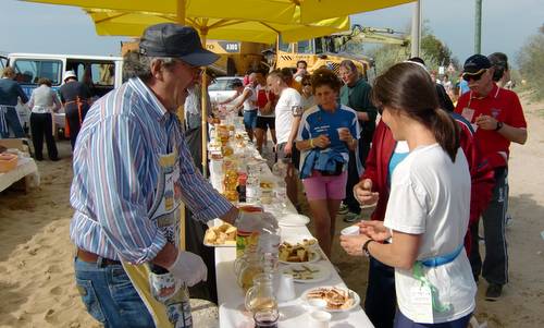 A piedi per Bibione 2012 - feed station at the lighthouse (Copyright © 2012 runinternational.eu)