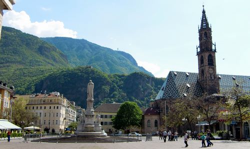 Bolzano, Piazza Walther (Copyright © 2010 runinternational.eu)