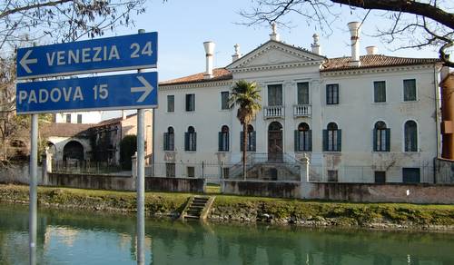 The Brenta Canal in Dolo, Veneto, Italy (Copyright © 2012 runinternational.eu)