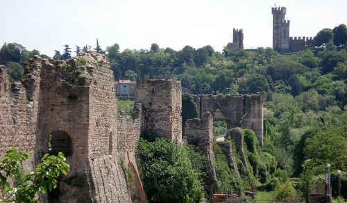 Ponte Visconteo  (Visconti Bridge) across the River Mincio, and the Castello Scaligero  (Scaligeri Castle) (Photo: www.runinternational.eu)