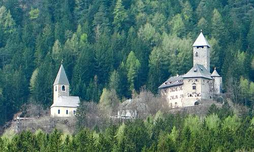Neuhaus Castle near Gais in the Tauferer Valley (Copyright © 2010 runinternational.eu)