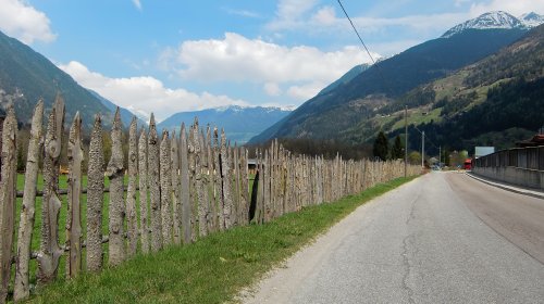 3/4 Halbmarathon from Bruneck to Sand in Taufers in Südtirol (South Tyrol), Italy: course photo in Gais -- Copyright © 2019 Hendrik Böttger / runinternational.eu