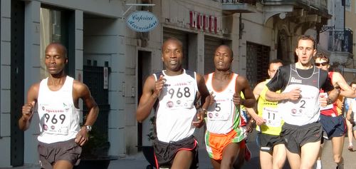 Maratonina di Gorizia 2011 - leading group (Copyright © 2011 runinternational.eu)