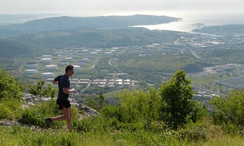 Trail Jamarun - views of the gas storage tanks near Trieste (Copyright © 2012 runinternational.eu)