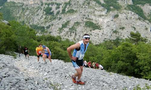 Trail Jamarun 2011, the last climb to Monte Carso (Copyright © 2009-2011 runinternational.eu)