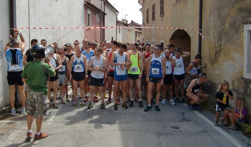 Trail Jamarun 2011, start in Bagnili della Rosandra (Copyright © 2011 runinternational.eu)