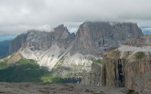 The Langkofel in clouds (as seen from the Sella Group) (Copyright © 2010 Hendrik Böttger / runinternational.eu)