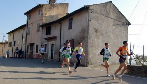 Montefortiana Tura' 2011, men's chasing pack (Copyright © 2011 runinternational.eu)