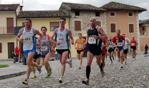 Palmanova Half Marathon 2010 - in the village of Clauiano (Copyright © 2010 runinternational.eu)