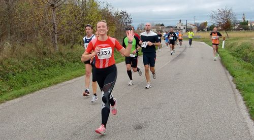 Palmanova Half Marathon 2010 - Silvija Fanžol Dunjko leads the chasing group (Copyright © 2010 runinternational.eu)