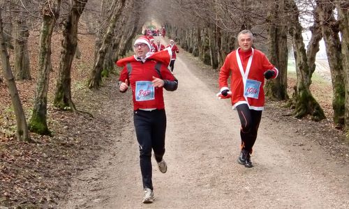 Santa Klaus Running 2011, downhill to Belluno (Copyright © 2011 runinternational.eu)