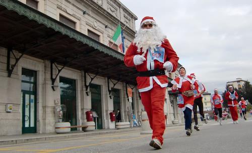 Santa Klaus Running 2011, at Belluno Railway Station (Copyright © 2011 runinternational.eu)