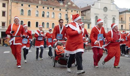 Santa Klaus Running 2011, on Piazza dei Martiri in Belluno (Copyright © 2011 runinternational.eu)
