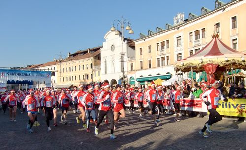 Santa Klaus Running 2011, start on Piazza dei Martiri (Copyright © 2011 runinternational.eu)