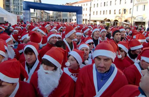 Santa Klaus Running 2011, 1500 Santas in Belluno (Copyright © 2011 runinternational.eu)