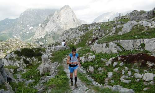 Skyrace Carnia - a skyrunner on Pal Piccolo on the border between Italy and Austria (Copyright © 2015 Hendrik Böttger / runinternational.eu)