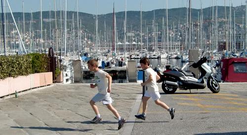 Vivicitta Trieste 2011, boys atat the marina (Copyright © 2011 Hendrik Böttger / runinternational.eu)