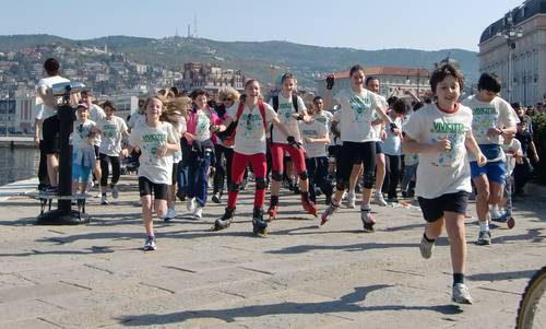 Vivicittà Trieste 2011 - start on the seafront  (Copyright © 2012 Hendrik Böttger / runinternational.eu)