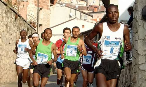 Montefortiana Turà 2012 - Hosea Kisorio leads the field (Copyright © 2012 runinternational.eu)