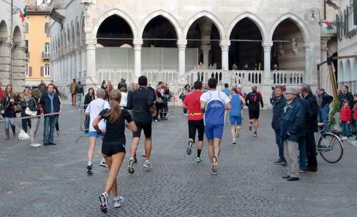 Gazzetta Run Udine 2010: La Loggia del Lionello (Photo: Copyright © 2010 Hendrik Böttger / runinternational.eu)