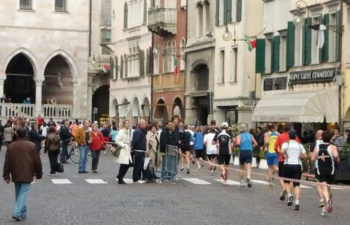 Gazzetta Run Udine - along Via Mercato Vecchio (Photo: Copyright © 2009 Hendrik Böttger / runinternational.eu)