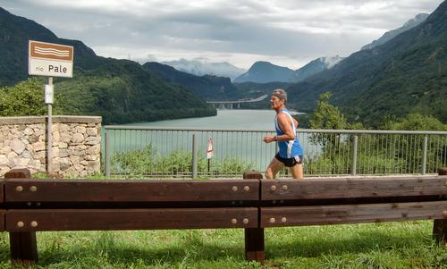 Marcia sulle ali delle Farfalle, Bordano, Italy - a runner at the Lago di Cavazzo (Copyright © 2012 Hendrik Böttger / runinternational.eu)