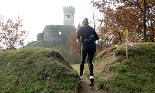 Marcia internazionale per le colline di Fagagna - a runner at the Castello di Fagagna, Province of Udine, Italy (Copyright © 2014 Hendrik Böttger / runinternational.eu)